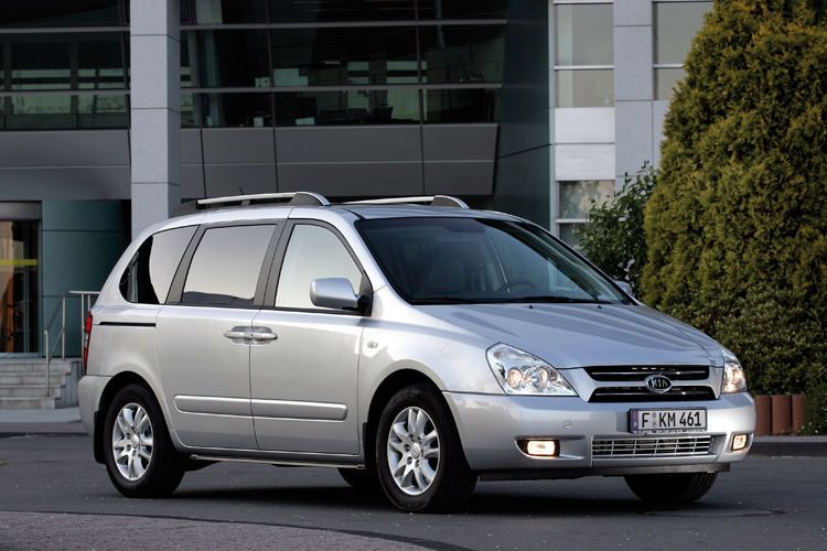 Das Auto hatte durchaus seine Vorteile – beispielsweise war es zeitweise der größte auf dem deutschen Markt erhältliche Van – war jedoch nicht sehr zuverlässig. In den Pannenstatistiken landete der Carnival regelmäßig auf den hinteren Plätzen. 2010 wurde das Modell in Deutschland vom Markt genommen. (Kia)