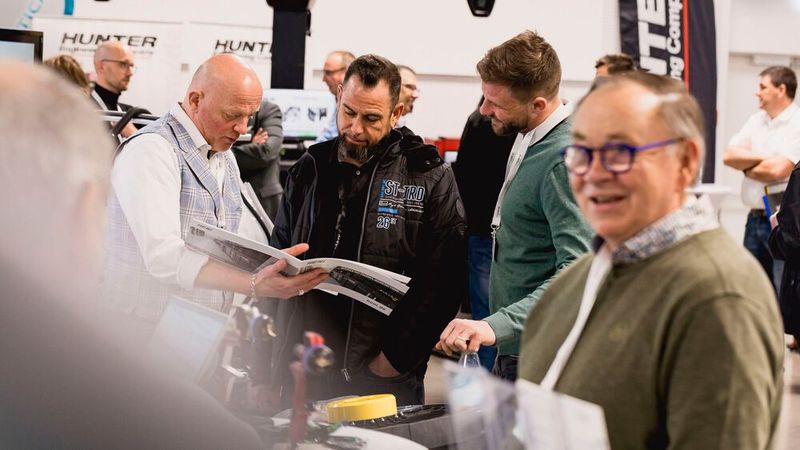 So manche Frage ergab sich auch beim Gang durch die umfangreiche Ausstellung. In aller Regel wurde sich sogleich kompetent beantwortet. (Bild: Stefan Bausewein)