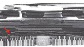 Bild 3: Vertikaler Schnitt durch den CT-Volumenscan des Akkumulators mit Markierung des Risses im Tabbändchen. (Bild: Hochschule Aschaffenburg)