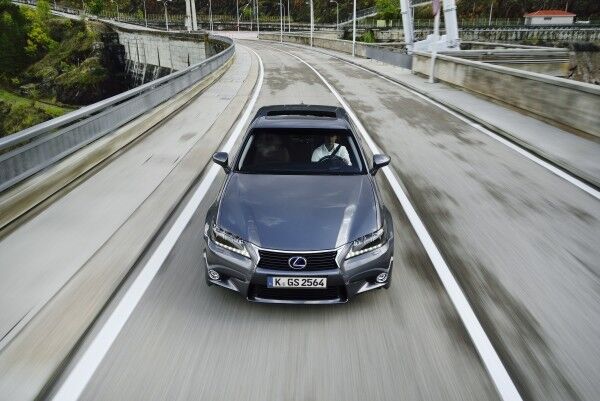 Der neue Lexus GS 300h: Der Vollhybrid mit einem 105-kW-Elektro- und einem 133-kW-Benzinmotor ergänzt ab Januar 2014 die GS-Baureihe. (Bild: Lexus)