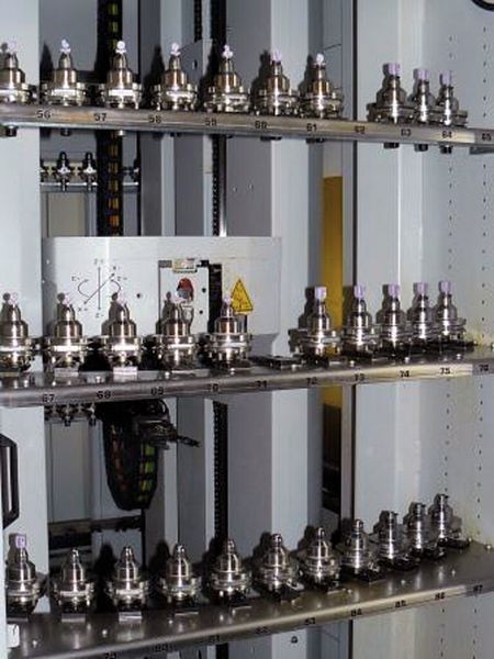 Verblendungen aus Lithiumdisilikat im Erowa-Werkstückspeicher: Organisiert und koordiniert wird über den Jobmanager von Fehlmann. (Bild: Biodentis)