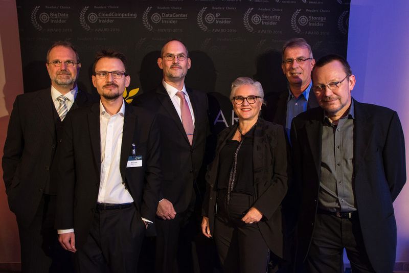 Die Chefredakteure der Insider Portale (von links nach rechts): Andreas Donner, IP-Insider, Nico Litzel, BigData-Insider, Peter Schmitz, Security-Insider, Ulrike Ostler, DataCenter-Insider, Rainer Graefen, Storage-Insider, und Florian Karstetter, bedanken sich bei den Gästen und Organisatoren für einen schönen Gala-Abend.  (Dominik Sauer/ Vogel IT-Medien GmbH)