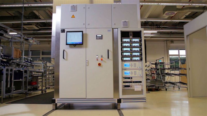 Batch-Temperaturkompensationsanlage mit Schaltschrank und Messtechnikrack: Bei… (WIKA)