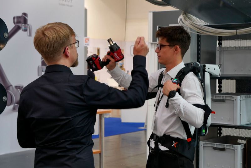 Exoskelette dürfen auch auf der Automatica nicht fehlen. Das Schulter-Exoskelett von Exo IQ soll pro Arm bis zu fünf Kilogramm Kraftunterstützung leisten können. Vor allem Überkopfarbeiten und Arbeiten auf Brusthöhe sollen damit vereinfacht werden. (Bild: Sandro Kipar)
