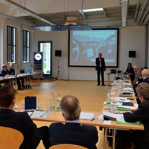 Kurze Einführung des Angebots von Vogel Business Media für den ZDK-Vorstand. (Foto:  Grimm)