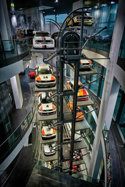 Im wahrsten Sinne des Wortes einer der Dreh- und Angelpunkte im Museum ist der Paternoster. Der wohl größte Aufzug seiner Art transportiert wechselnde Ausstellungsstücke pausenlos auf und ab. (Bild: Audi AG)