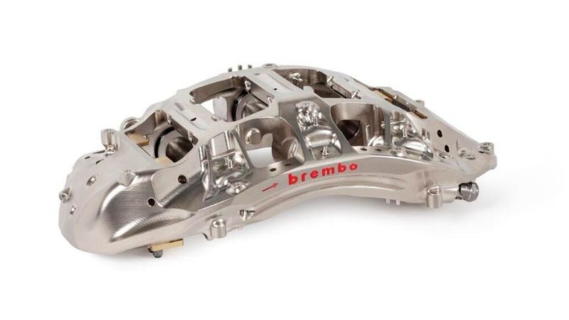 Unter den Meilensteinen der Präsenz von Brembo in der Formel 1 ragt die Entwicklung des ersten radial montierten Bremssattels im Jahr 1982 heraus, vor allem aber das Renndebüt des ersten Monoblock-Bremssattels im Jahr 1988. Die Herstellung eines Bremssattels aus einem einzigen Aluminiumblock schien eine technologisch unerreichbare Herausforderung zu sein, die die Entwicklung neuer Technologien und Produktionswerkzeuge erforderte. Dank der Vorteile in Bezug auf Leichtigkeit und Steifigkeit markierte die Geburt des Monoblock-Bremssattels einen entscheidenden Moment für die Welt der Automobilwettbewerbe und der Mobilität auf der Straße. (Bild: Brembo)