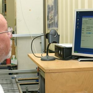 Kommissionierarbeitsplatz bei Eppendorf Instrumente: Der Mitarbeiter bekommt am Monitor angezeigt, aus welchem der acht Tablarfächer er Teile zu entnehmen hat.