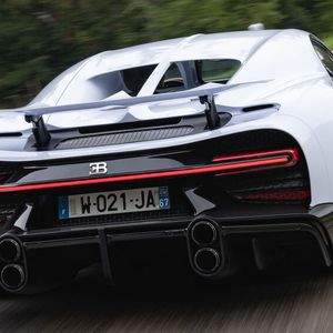 Das verlängerte Heck und das Flügelwerk sorgen für Stabilität bei über 400 Sachen.(Bild:  Hendryk Meyer/Bugatti)