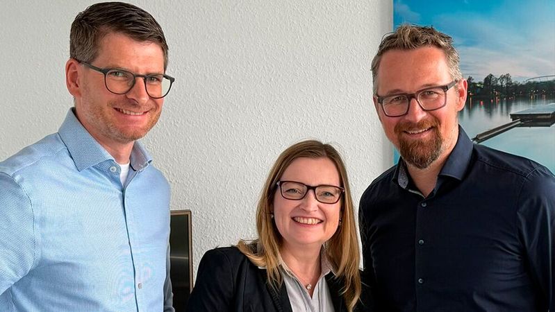 Lennart Schaer, Patricia Pichottki (beide GovConnect) und Martin Kuban (ekom21).(Bild:  GovConnect GmbH)