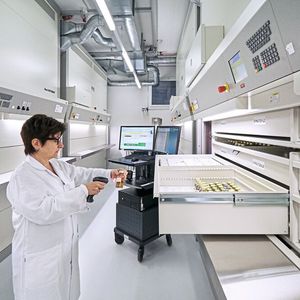 Bei CSL Behring, einem führenden Hersteller von Medikamenten aus Blutplasma, sorgt eine Umluftanlage in den Hänel-Lagerliften für die erforderliche Temperatur von 20 °C.(Bild:  Hänel)