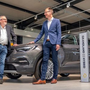 Zur Eröffnung gab sich auch Opel-Chef Michael Lohscheller (re.), hier im Gespräch mit Hermann Bleker (Geschäftsführender Gesellschafter Bleker-Gruppe), die Ehre.(Bild:  Bleker-Gruppe)