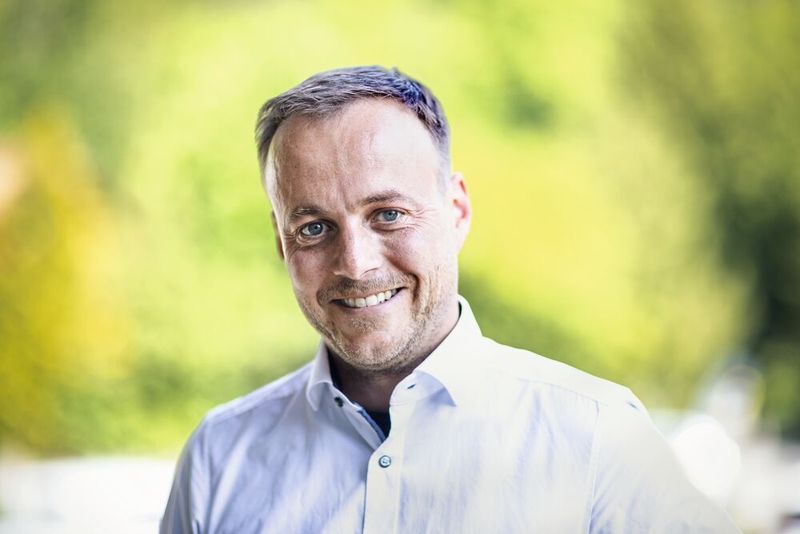 Andres Marti (COO, Rondo Burgdorf AG): «Aktuell liegen wir bei einer bedienlosen Durchlaufzeit von zwölf Stunden, die wir mit mehreren aufeinanderfolgenden Aufträgen realisieren. Sobald wir alle CAM-Programme erstellt haben, läuft die Anlage die Nacht durch.» (Bild: Matthias Böhm)