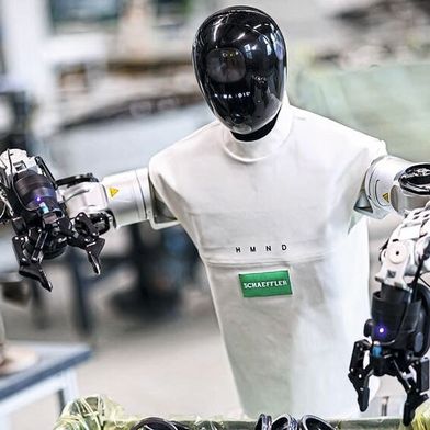 Humanoide fertigen für Humanoide: In Schaefflers neuem Werk im chinesischen Taicang montieren sechs humanoide Roboter Antriebskomponenten für andere Humanoide. (Bild: Daniel Karmann/Schaeffler)