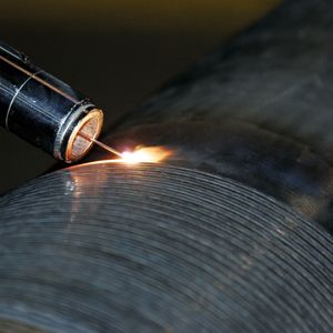 Bild 1: Der Diodenlaser etabliert sich zunehmend als Werkzeug zum Auftragsschweißen von Verschleißschutzschichten. Jüngstes Beispiel ist die Schichterneuerung bei Antriebswellen.