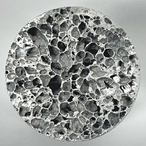 Aluminiumschaumzylinder auf Basis von gemahlenen Spänen: Aus aufbereiteten Spänen entsteht ein Aluminiumschaum mit vergleichbarer Struktur..(Bild:  Fraunhofer IWU)