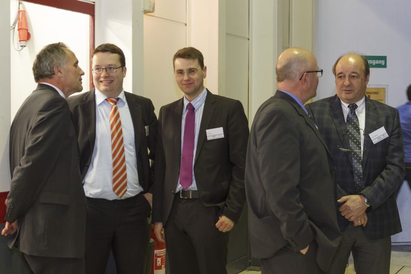 Experten unter sich: der Workshop sollte auch zum Erfahrungsaustausch dienen, um mögliche Wege zu finden, der intellilgenten, autonomen Fertigungszelle der Zukunft bald ein großes Stück näher zu kommen. (Bild: PTW)