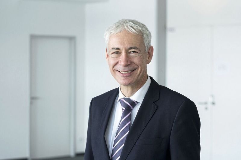 Prof. Dr. Christoph Kutter ist seit Januar neuer Präsident des VDE Verband der Elektrotechnik Elektronik Informationstechnik e.V. Der Direktor des Fraunhofer EMFT übernahm das Amt des bisherigen VDE Präsidenten Alf Hendryk Wulf, dessen Stellvertreter er in den vergangenen zwei Jahren bereits war. Im Fokus des neuen Präsidenten stehen junge Menschen und die Mikroelektronik der Zukunft. (Bild: Fraunhofer EMFT/Bernd Müller)