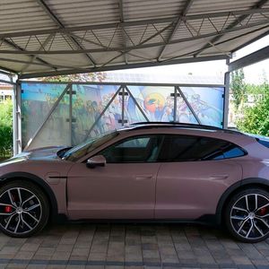 1. Die Fahrleistungen: Trotz der dezenten SUV-Elemente geht es auch bei der Variante Cross Turismo des Porsche Taycan in erster Linie um hohe Fahrdynamik. Obwohl es sich beim Testwagen mit 4S um die zweitschwächste Motorisierung handelt, hat der Taycan auch damit schon maximal 440 kW/598 PS (bei Boost-Betrieb) und ein Drehmoment von 710 Newtonmetern zu bieten. Für die beiden permanenterregten Synchronmaschinen stellen die 2.280 Kilogramm Leermasse plus drei erwachsene Fahrgäste und deren umfangreiches Reisegepäck nur ein Spielzeug dar.(Bild:  Rosenow – VCG)