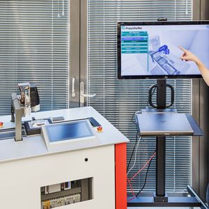 Die vom Fraunhofer-IPA entwickelte Anwendung InsideOut visualisiert Daten aus der Maschinensteuerung. So fällt es Nutzern leicht, die komplexen Informationen zu verstehen.