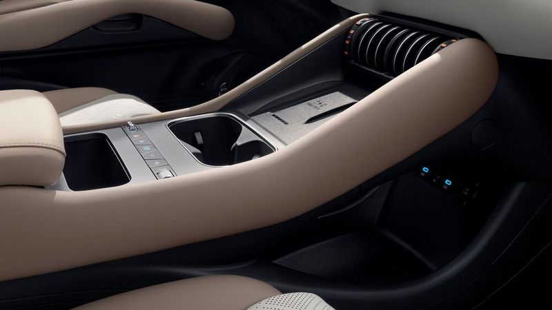 Die Mittelkonsole wurde beim Wechsel zum Evo vom Automatik-Wählhebel befreit. (Bild: BYD)