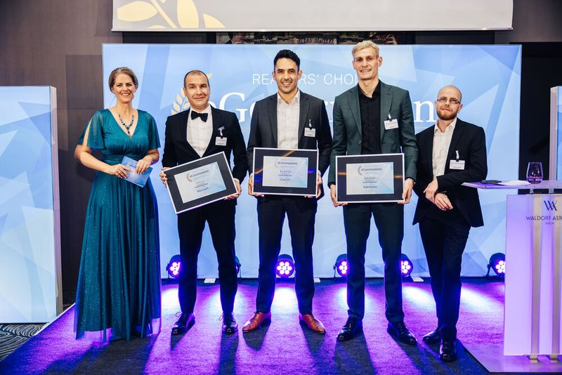 Last but not least stand die Zukunftskategorie „Cloud & Infrastruktur“ auf dem Programm, in der sich Gabriel Becker (Mitte) für STACKIT mit Platin ablichten lassen konnte, den Gold-Award bekam Sebastian Busche für Microsoft überreicht, die Silber-Trophäe für Salesforce übernahm Julian Hain. (Bild: © Offenblende/Christoph Wehrer )