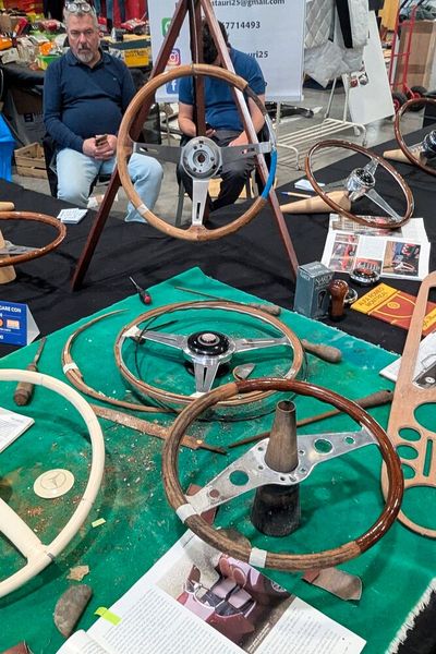 Auch im Fall defekter Holzlenkräder boten Spezialisten Reparaturlösungen an. (Bild: Dominsky )