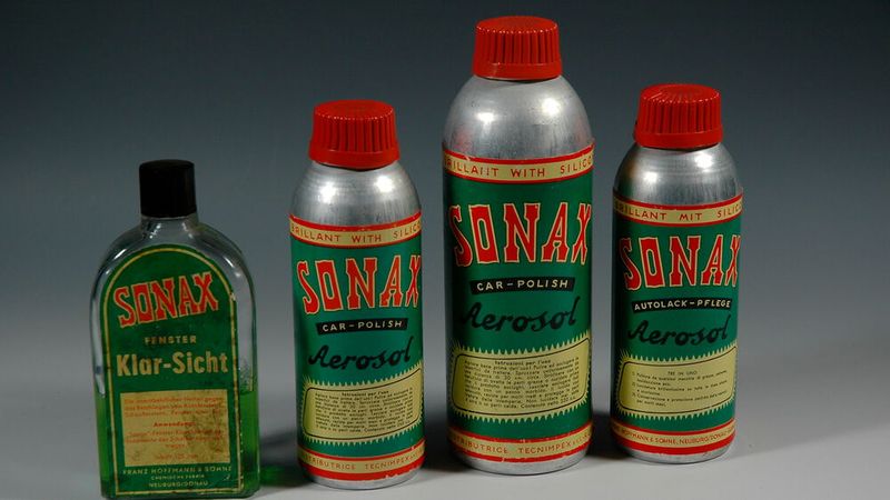 Die Schriftart der Etiketten früher Produktbehältnisse erinnert irgendwie an Wildwest. (Bild: Sonax)