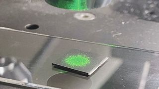 Mit Laserlicht und dem sogenannten Raman-Signal lassen sich geringe Materialproben analysieren und zum Beispiel Schadstoffspuren nachweisen. Eine entscheidende Rolle spielt dabei das Substrat, auf dem die Probe liegt.  (Bild: Cenk Aktas / Josiah Shondo)