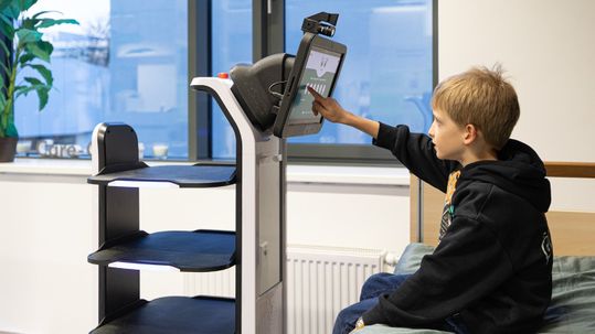 Der Assistenzroboter „Helga“ basiert auf einem handelsüblichen Servierroboter; neu entwickelt wurde nur der Sensorkopf. (Bild:  Fraunhofer IPA/Rainer Bez)