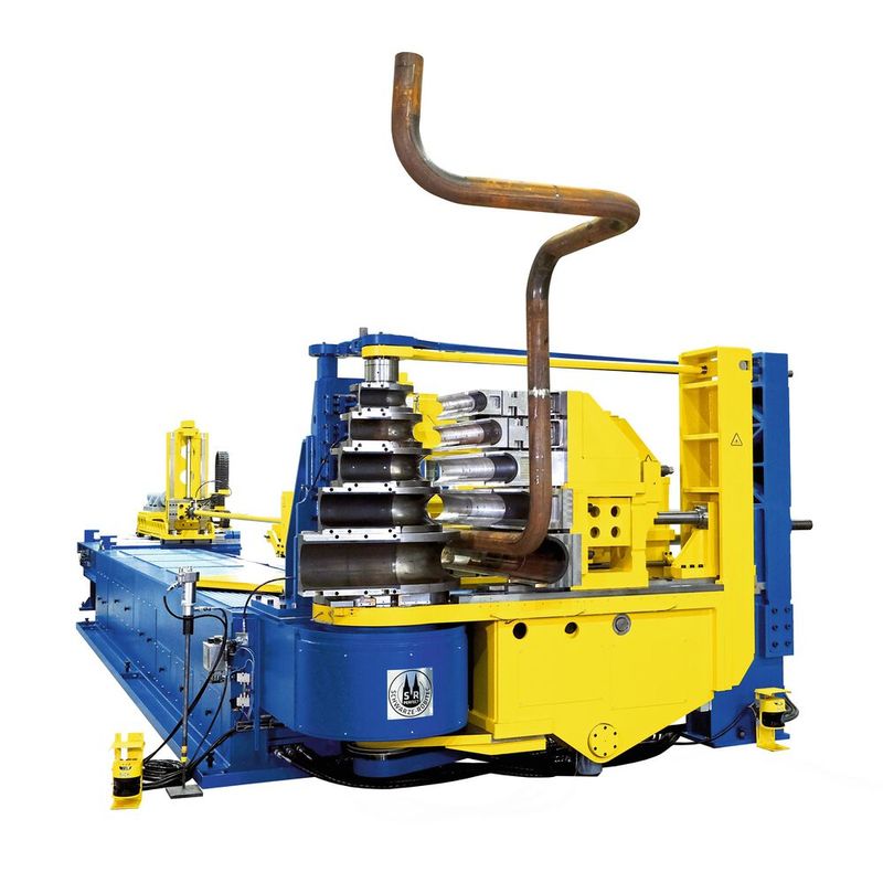 Zwei Rohrbiegemaschinen mit Mehrfachwerkzeug – hier eine CNC 220 HD MW – sorgen bei der Meyer Werft für eine schnelle, sichere und hochqualitative Bearbeitung von Rohren verschiedener Abmessungen.(Bild:  Schwarze-Robitec)