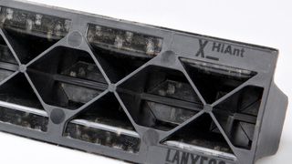 Das neue Tepex-Material soll laut Lanxess über 30 Prozent leichter als Metall sein. (Foto: Lanxess)