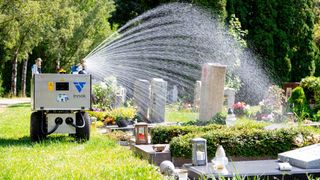Voll autonom und ohne Störgeräusch kann sich Rainos über das Friedhofsgelände bewegen.  (Bild: Innok Robotics)
