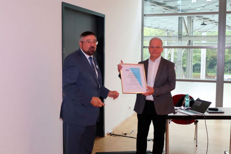 Rainer Janecke (rechts) bei der Überreichung seines VQWS-Zertifikats. (Bild: Alexander Stark)