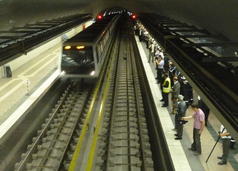 Auch die Betriebsleitzentrale erhielt Siemens-Technik. Das Unternehmen zeichnete zudem für das Projektmanagement und die gesamte Projektplanung verantwortlich. Konsortialpartner waren Construcciones y Auxiliar de Ferrocarriles S.A. (CAF) und Vinci Construction. (Siemens)