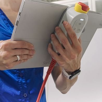 Das neue E-Device von ABB Robotics ermöglicht die Bedienung, Programmierung und Überwachung OmniCore-gesteuerter Roboter und Cobots über die Tablets und PCs der Anwender. (Bild: ABB Robotics)