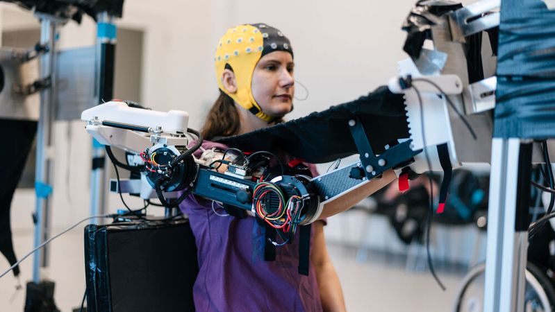 Die Hälfte der Testpersonen hat das Experiment zuvor im Labor mit einem aktiven Exoskelett trainiert.(Bild:  DFKI, Jimmy Dao Sheng Liu)