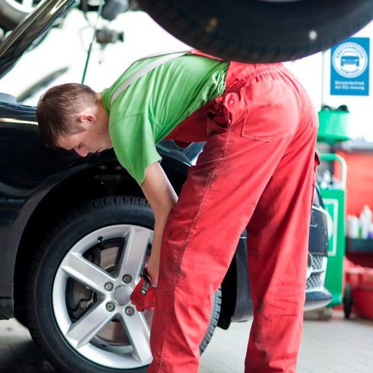 Die Fachwerkstätten rüsten immer mehr Autos auf Allwetterreifen um.(Bild:  ProMotor/Volz)