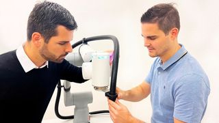 Slavko Markovic (links) und ein Kollege bei der Montage des Cobot-Kits. (Bild: ABB STOTZ-KONTAKT)