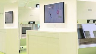 Abb.1: Blick in die 2017 gegründete Lab Excellence Academy für die Weiterbildung im Bereich der Laborsicherheit. (Berner International/Graeme Fordham)