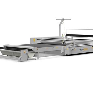 Die automatische 3XL-3200 von Eurolaser kann eine mehrere Meter lange Bahnen aus Polypropylen-Gewebe für einen Silosack binnen Sekunden präzise schneiden und in ein und demselben Arbeitsschritt entlang der Schnittkante versiegeln.(Bild:  Eurolaser)