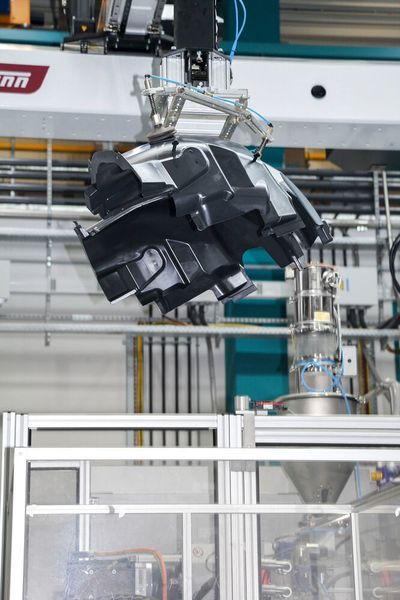 Entnahme und Ablage einer sogenannten Radlaufschale bei Karl Etzel mit einem Wittmann-Roboter des Typs WX173.  (Wittmann Battenfeld)
