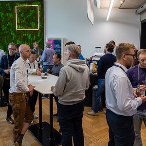 Von der Plattform bis zum Use Case: Im Mittelpunkt steht die Frage, welche technischen und organisatorischen Voraussetzungen Unternehmen für den Einsatz von KI im B2B-Handel schaffen müssen.(Bild:  kernpunkt Digital GmbH)