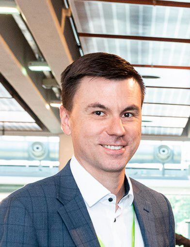 „Um die in der neuen EU-Altautoverordnung geforderte Rezyklatquote zu erfüllen, müssen im Wesentlichen alle großen Kunststoffteile im und rund um das Fahrzeug mit Rezyklat beziehungsweise Rezyklatanteil realisiert werden, also beispielsweise Stoßfänger, Schweller oder Blenden“, sagt Georg Grestenberger, Application Marketing Manager Interior – Mobility bei Borealis. (Bild: Borealis)