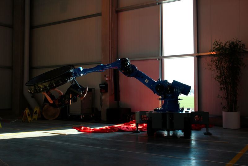 Nach der Pflicht kam die Kür: ein Yaskawa-Roboter in einer etwas anderen Anwendung. (Sonnenberg)