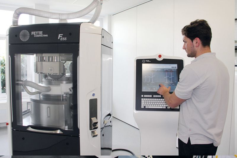 Für die effiziente Konstruktion und Fertigung pharmazeutischer Hochleistungsmaschinen kommt eine komplette CAM-Prozesskette zum Einsatz. (Bild: Coscom Computer)