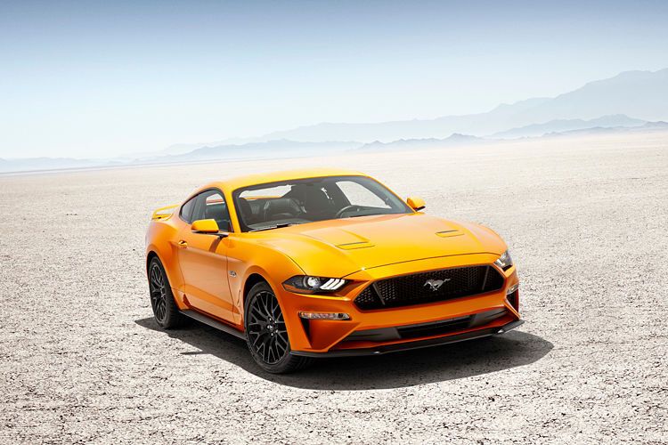 Ford hat den Mustang überarbeitet. Optisch modifizierte der Hersteller unter anderem die Luftöffnungen der Frontschürze, den Kühlergrill, die vorderen Kotflügel und die Belüftungsschlitze der Motorhaube. (Ford)