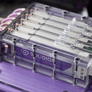 Cold-plate cooling in detail: For completely fanless server environments, Solidigm has developed a liquid-cooled SSD design that dissipates the extreme heat of densely packed AI storage systems via direct contact (direct-to-chip).(Image: Solidigm)