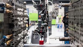 Was man hier sieht, ist eine Fakuma-Premiere: Der neue kompakte Roboter Viper 6, der im Rahmen des Steckerfertigungs-Exponats die Angüsse entnimmt. (Bild: Engel)