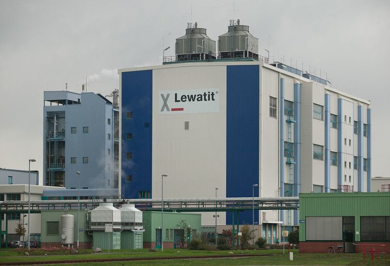 Lanxess produziert an seinem Standort in Bitterfeld Ionenaustauscher der bewährten Marke Lewatit für den weltweiten Markt. Die Anlage zur Herstellung von monodispersen Harzen der neuesten Generation (gelförmige- und makroporöse Typen) ist die größte und modernste ihrer Art. Auf einer Fläche von ca. 24.000 Quadratmetern befinden sich neben der Produktionsstätte auch Logistikflächen, Labore, Qualitätssicherung und Verwaltung. (Lanxess)
